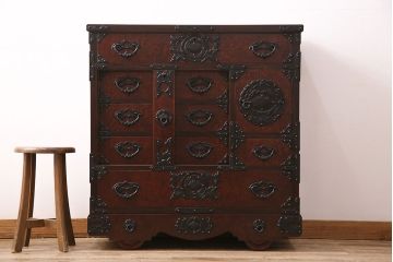 中古　岩谷堂箪笥　桜木家具店作　伝統車付きタンス　豪華な金具と重厚な佇まいが魅力の車箪笥(和箪笥、引き出し)(R-048609)