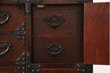 中古　岩谷堂箪笥　桜木家具店作　伝統車付きタンス　豪華な金具と重厚な佇まいが魅力の車箪笥(和箪笥、引き出し)(R-048609)