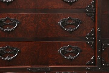 中古　岩谷堂箪笥　桜木家具店作　伝統車付きタンス　豪華な金具と重厚な佇まいが魅力の車箪笥(和箪笥、引き出し)(R-048609)