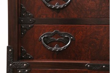 中古　岩谷堂箪笥　桜木家具店作　伝統車付きタンス　豪華な金具と重厚な佇まいが魅力の車箪笥(和箪笥、引き出し)(R-048609)