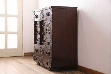 中古　岩谷堂箪笥　桜木家具店作　伝統車付きタンス　豪華な金具と重厚な佇まいが魅力の車箪笥(和箪笥、引き出し)(R-048609)
