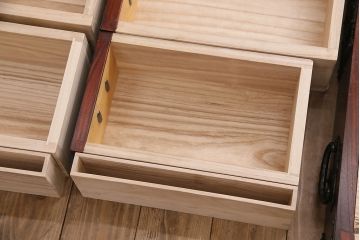 中古　岩谷堂箪笥　桜木家具店作　伝統車付きタンス　豪華な金具と重厚な佇まいが魅力の車箪笥(和箪笥、引き出し)(R-048609)