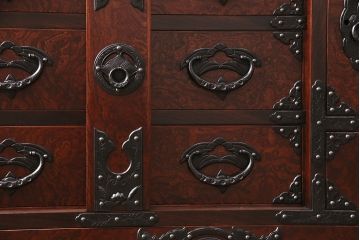中古　岩谷堂箪笥　桜木家具店作　伝統車付きタンス　豪華な金具と重厚な佇まいが魅力の車箪笥(和箪笥、引き出し)(R-048609)