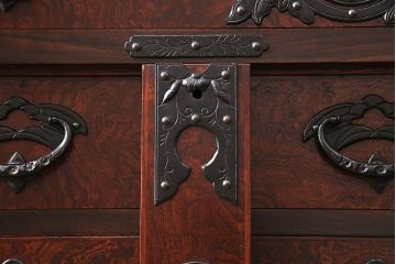 中古　岩谷堂箪笥　桜木家具店作　伝統車付きタンス　豪華な金具と重厚な佇まいが魅力の車箪笥(和箪笥、引き出し)(R-048609)