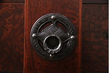 中古　岩谷堂箪笥　桜木家具店作　伝統車付きタンス　豪華な金具と重厚な佇まいが魅力の車箪笥(和箪笥、引き出し)(R-048609)