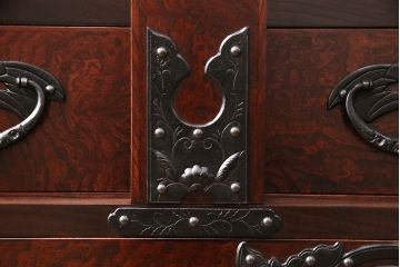 中古　岩谷堂箪笥　桜木家具店作　伝統車付きタンス　豪華な金具と重厚な佇まいが魅力の車箪笥(和箪笥、引き出し)(R-048609)