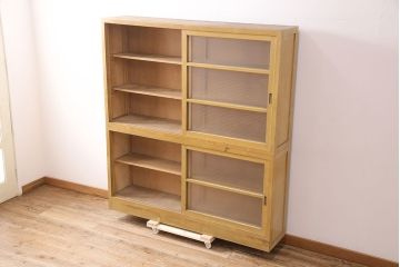 レトロ家具　昭和レトロ　タモ材合板　人気のモールガラス入り!収納力抜群の重ね戸棚(キャビネット、ガラス戸棚、収納棚、食器棚)(R-048610)