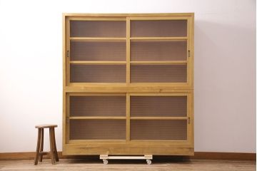レトロ家具　昭和レトロ　タモ材合板　人気のモールガラス入り!収納力抜群の重ね戸棚(キャビネット、ガラス戸棚、収納棚、食器棚)(R-048610)