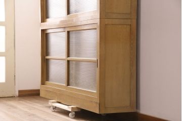 レトロ家具　昭和レトロ　タモ材合板　人気のモールガラス入り!収納力抜群の重ね戸棚(キャビネット、ガラス戸棚、収納棚、食器棚)(R-048610)
