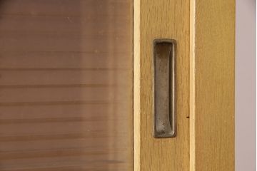レトロ家具　タモ材合板　人気のモールガラス入り!昭和レトロな佇まいが魅力的な戸棚(サイドボード、ガラス戸棚、収納棚、食器棚)(R-048611)