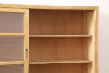 レトロ家具　タモ材合板　人気のモールガラス入り!昭和レトロな佇まいが魅力的な戸棚(サイドボード、ガラス戸棚、収納棚、食器棚)(R-048611)