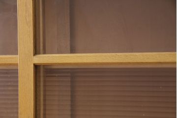 レトロ家具　タモ材合板　人気のモールガラス入り!昭和レトロな佇まいが魅力的な戸棚(サイドボード、ガラス戸棚、収納棚、食器棚)(R-048611)