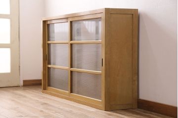 レトロ家具　タモ材合板　人気のモールガラス入り!昭和レトロな佇まいが魅力的な戸棚(サイドボード、ガラス戸棚、収納棚、食器棚)(R-048611)