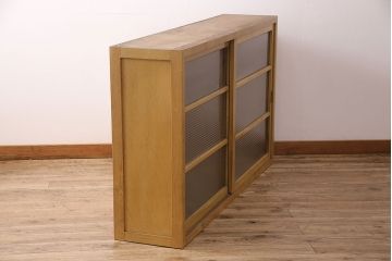 レトロ家具　タモ材合板　人気のモールガラス入り!昭和レトロな佇まいが魅力的な戸棚(サイドボード、ガラス戸棚、収納棚、食器棚)(R-048611)