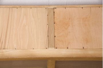 レトロ家具　タモ材合板　人気のモールガラス入り!昭和レトロな佇まいが魅力的な戸棚(リビングボード、ガラス戸棚、収納棚、食器棚)(R-048612)