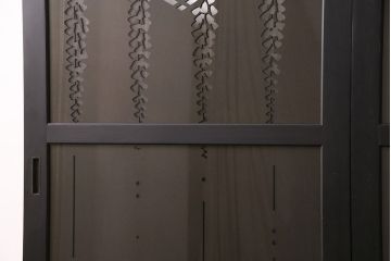 ラフジュ工房オリジナル　小粋な和の風情を感じる透かし彫りのガラス入り板戸2枚セット(仕切り戸、引き戸、建具)(R-048616)