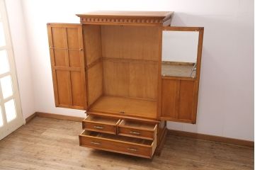 中古　横浜クラシック家具　ダニエル(daniel)　スパニッシュシリーズ　エレガントな雰囲気あふれるワードローブ(洋服タンス、衣装タンス)(R-048617)