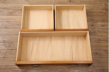 中古　横浜クラシック家具　ダニエル(daniel)　スパニッシュシリーズ　エレガントな雰囲気あふれるワードローブ(洋服タンス、衣装タンス)(R-048617)