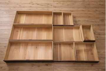 和製アンティーク　前面桐材　金具の直線的なフォルムが和モダンな印象を高める帳場箪笥(重ね箪笥、時代箪笥、衣装箪笥、桐箪笥、桐たんす)(R-048620)