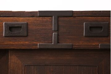 和製アンティーク　前面桐材　金具の直線的なフォルムが和モダンな印象を高める帳場箪笥(重ね箪笥、時代箪笥、衣装箪笥、桐箪笥、桐たんす)(R-048620)