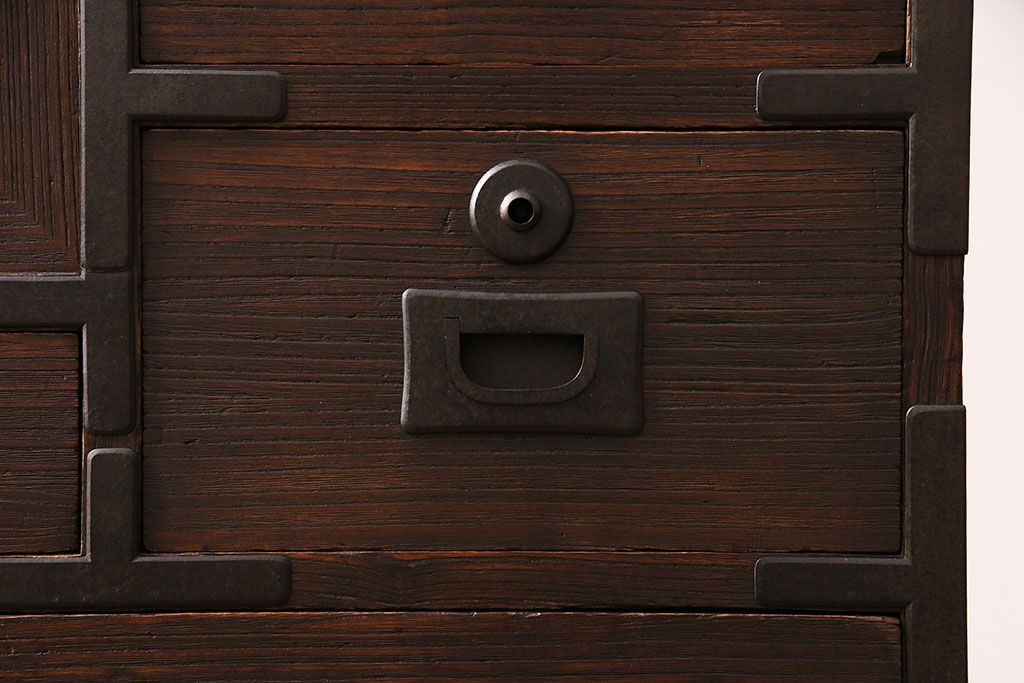 和製アンティーク　前面桐材　金具の直線的なフォルムが和モダンな印象を高める帳場箪笥(重ね箪笥、時代箪笥、衣装箪笥、桐箪笥、桐たんす)(R-048620)
