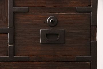 和製アンティーク　前面桐材　金具の直線的なフォルムが和モダンな印象を高める帳場箪笥(重ね箪笥、時代箪笥、衣装箪笥、桐箪笥、桐たんす)(R-048620)