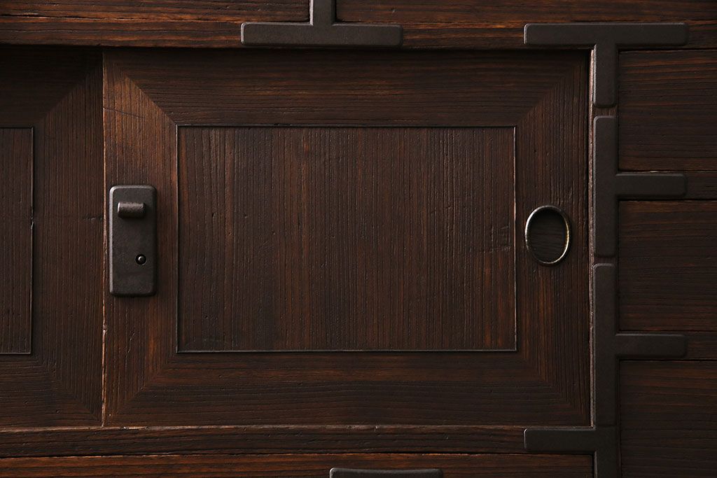 和製アンティーク　前面桐材　金具の直線的なフォルムが和モダンな印象を高める帳場箪笥(重ね箪笥、時代箪笥、衣装箪笥、桐箪笥、桐たんす)(R-048620)