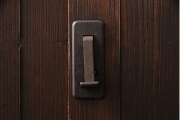 和製アンティーク　前面桐材　金具の直線的なフォルムが和モダンな印象を高める帳場箪笥(重ね箪笥、時代箪笥、衣装箪笥、桐箪笥、桐たんす)(R-048620)