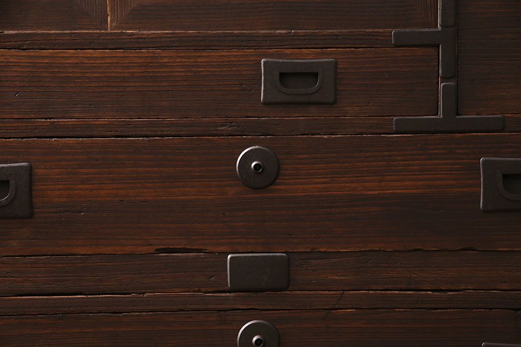 和製アンティーク　前面桐材　金具の直線的なフォルムが和モダンな印象を高める帳場箪笥(重ね箪笥、時代箪笥、衣装箪笥、桐箪笥、桐たんす)(R-048620)