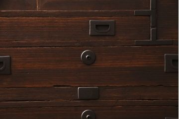 和製アンティーク　前面桐材　金具の直線的なフォルムが和モダンな印象を高める帳場箪笥(重ね箪笥、時代箪笥、衣装箪笥、桐箪笥、桐たんす)(R-048620)