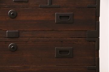 和製アンティーク　前面桐材　金具の直線的なフォルムが和モダンな印象を高める帳場箪笥(重ね箪笥、時代箪笥、衣装箪笥、桐箪笥、桐たんす)(R-048620)