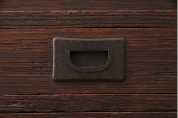 和製アンティーク　前面桐材　金具の直線的なフォルムが和モダンな印象を高める帳場箪笥(重ね箪笥、時代箪笥、衣装箪笥、桐箪笥、桐たんす)(R-048620)