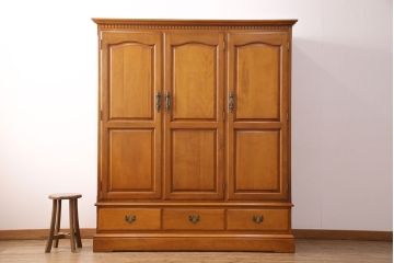 中古　横浜クラシック家具　ダニエル(Daniel)　アーリーアメリカン　温かみのある雰囲気と上品な佇まいが魅力のワードローブ(洋服タンス、衣装タンス)(R-048621)