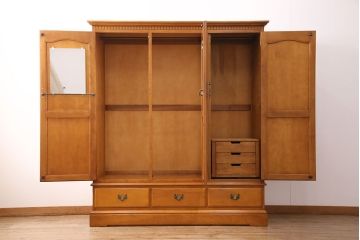 中古　横浜クラシック家具　ダニエル(Daniel)　アーリーアメリカン　温かみのある雰囲気と上品な佇まいが魅力のワードローブ(洋服タンス、衣装タンス)(R-048621)