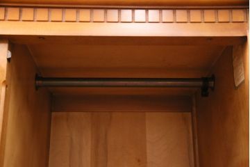 中古　横浜クラシック家具　ダニエル(Daniel)　アーリーアメリカン　温かみのある雰囲気と上品な佇まいが魅力のワードローブ(洋服タンス、衣装タンス)(R-048621)