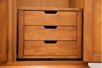 中古　横浜クラシック家具　ダニエル(Daniel)　アーリーアメリカン　温かみのある雰囲気と上品な佇まいが魅力のワードローブ(洋服タンス、衣装タンス)(R-048621)