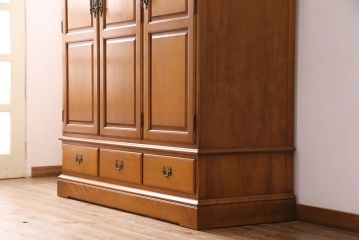 中古　横浜クラシック家具　ダニエル(Daniel)　アーリーアメリカン　温かみのある雰囲気と上品な佇まいが魅力のワードローブ(洋服タンス、衣装タンス)(R-048621)