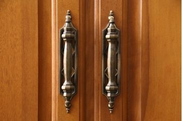 中古　横浜クラシック家具　ダニエル(Daniel)　アーリーアメリカン　温かみのある雰囲気と上品な佇まいが魅力のワードローブ(洋服タンス、衣装タンス)(R-048621)