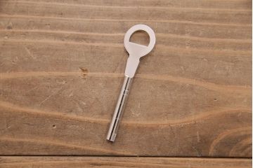 中古　伝統工芸品　伝統工芸士・東樹義明作　松竹梅の優美な意匠金具が気品を漂わせる加茂総桐箪笥(総桐たんす、総桐箪笥、着物タンス、衣装タンス)(R-048623)