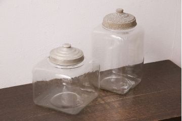 アンティーク雑貨　お洒落なディスプレイが叶うレトロなガラス瓶大小2点セット(蓋付き、キャニスター、ガラスビン)(R-048628)