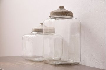 アンティーク雑貨　お洒落なディスプレイが叶うレトロなガラス瓶大小2点セット(蓋付き、キャニスター、ガラスビン)(R-048628)