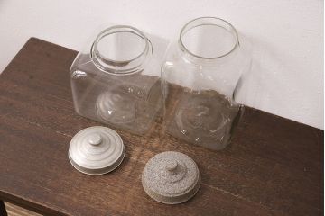 アンティーク雑貨　お洒落なディスプレイが叶うレトロなガラス瓶大小2点セット(蓋付き、キャニスター、ガラスビン)(R-048628)