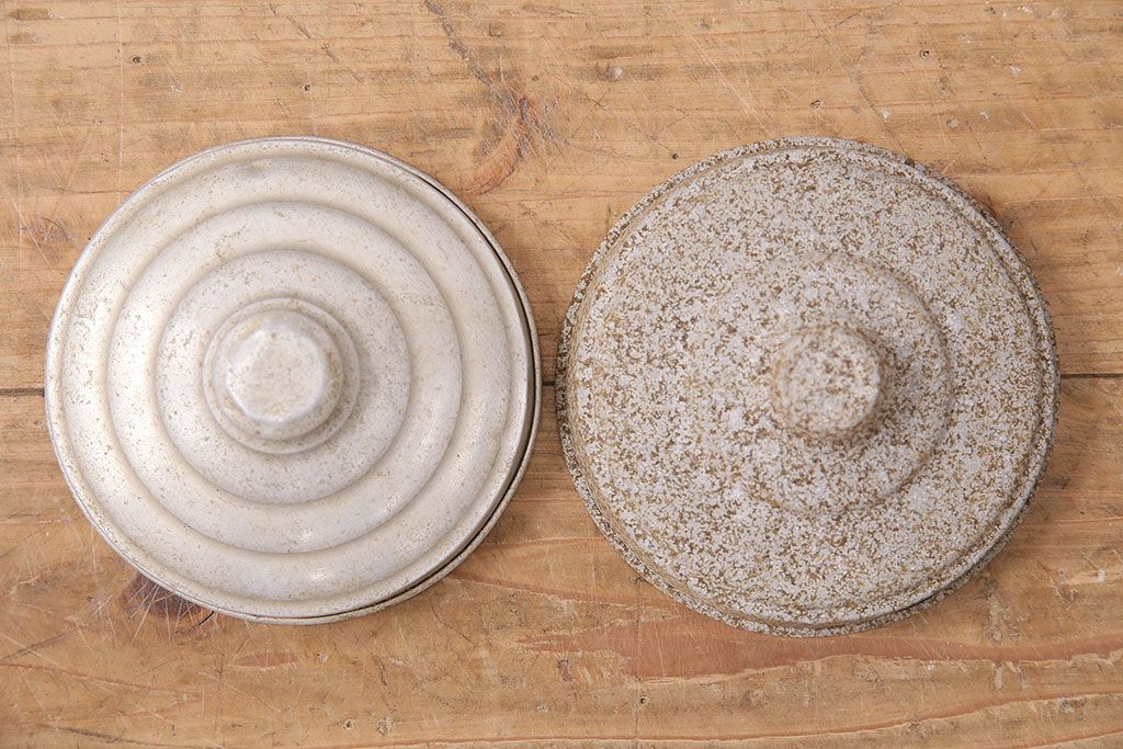 アンティーク雑貨　お洒落なディスプレイが叶うレトロなガラス瓶大小2点セット(蓋付き、キャニスター、ガラスビン)(R-048628)