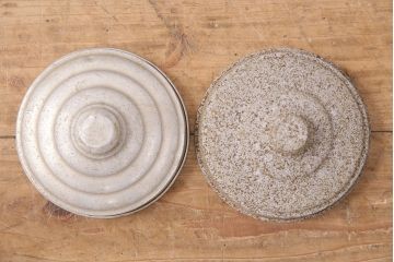 アンティーク雑貨　お洒落なディスプレイが叶うレトロなガラス瓶大小2点セット(蓋付き、キャニスター、ガラスビン)(R-048628)