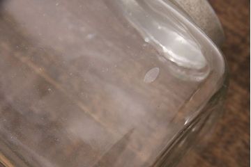 アンティーク雑貨　お洒落なディスプレイが叶うレトロなガラス瓶大小2点セット(蓋付き、キャニスター、ガラスビン)(R-048628)