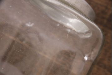 アンティーク雑貨　お洒落なディスプレイが叶うレトロなガラス瓶大小2点セット(蓋付き、キャニスター、ガラスビン)(R-048628)