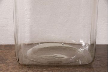 アンティーク雑貨　お洒落なディスプレイが叶うレトロなガラス瓶大小2点セット(蓋付き、キャニスター、ガラスビン)(R-048628)