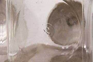 アンティーク雑貨　お洒落なディスプレイが叶うレトロなガラス瓶大小2点セット(蓋付き、キャニスター、ガラスビン)(R-048628)