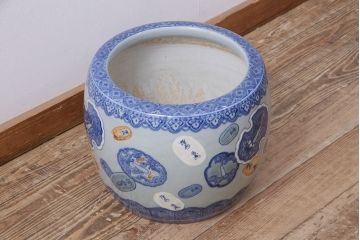 アンティーク雑貨　大判小判に鍔尽くしの図柄が目を引く瀬戸火鉢(鉢カバー)(R-048630)