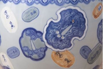 アンティーク雑貨　大判小判に鍔尽くしの図柄が目を引く瀬戸火鉢(鉢カバー)(R-048630)